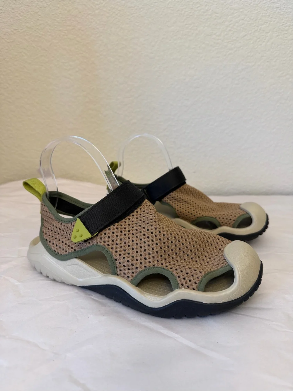 CROCS swiftwater Men's Tan Mesh Sandal with Olive & Black Accents Sz 7